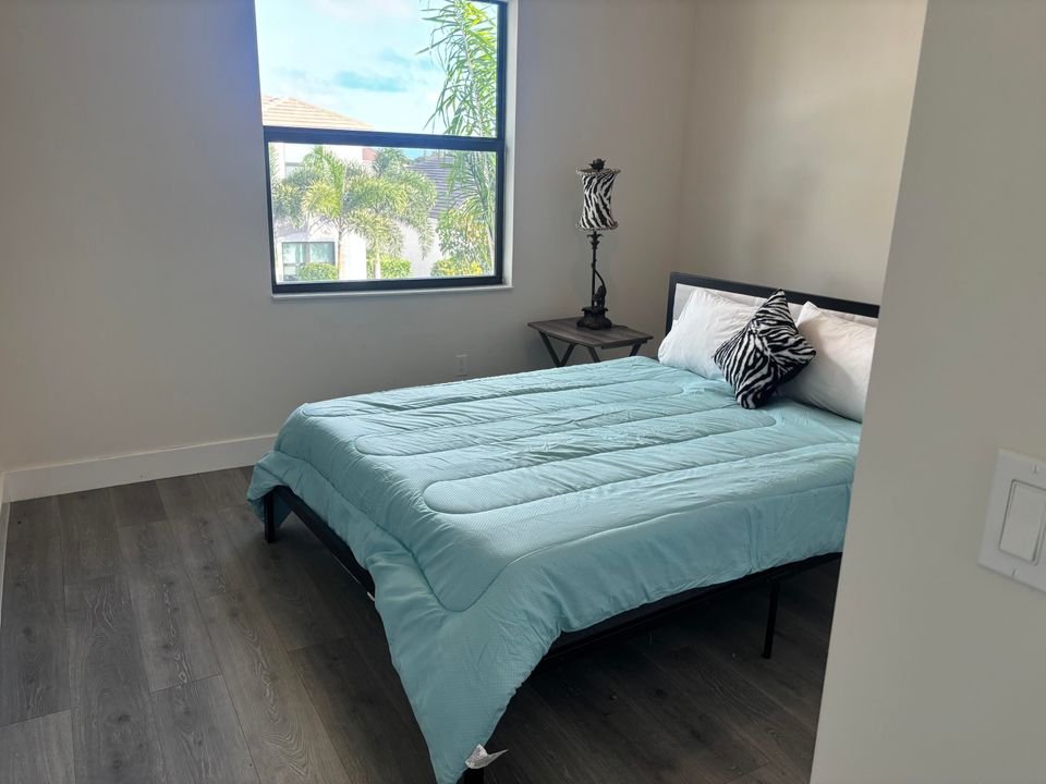 For Sale: $989,000 (6 beds, 4 baths, 2879 Square Feet)