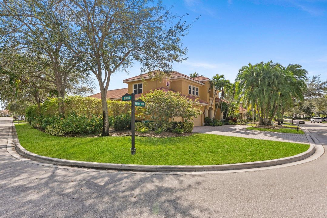 待售: $1,499,000 (5 贝兹, 4 浴室, 4003 平方英尺)