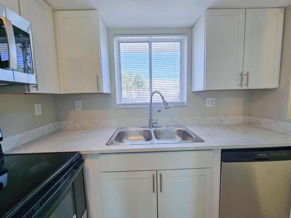 出租: $1,800 (2 贝兹, 1 浴室, 825 平方英尺)