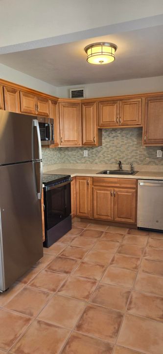 For Sale: $149,900 (2 beds, 2 baths, 902 Square Feet)