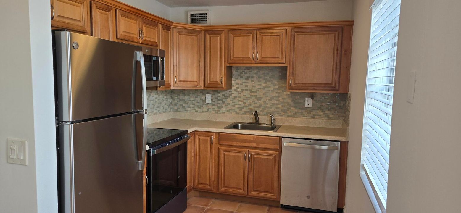 For Sale: $149,900 (2 beds, 2 baths, 902 Square Feet)