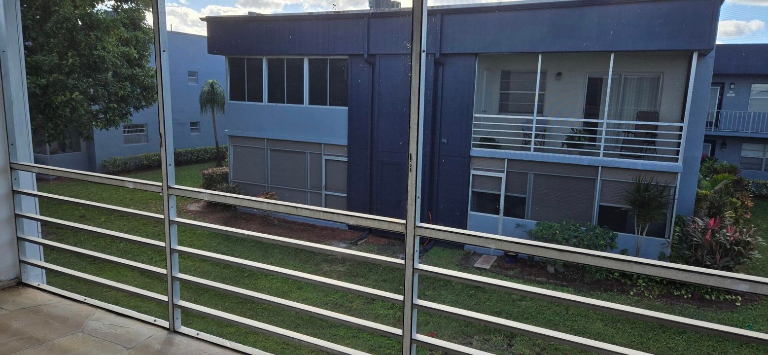 For Sale: $149,900 (2 beds, 2 baths, 902 Square Feet)