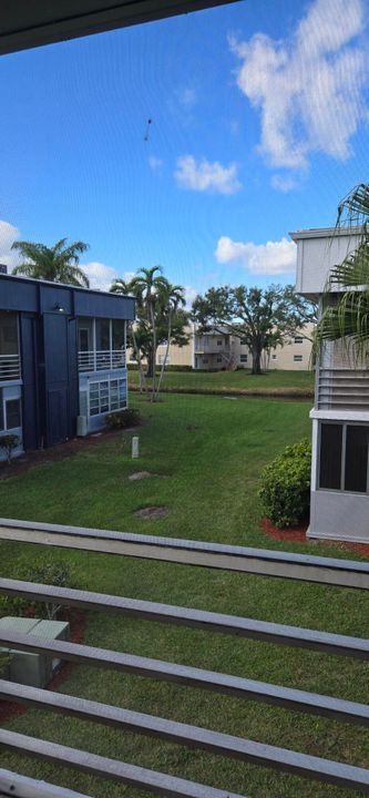 For Sale: $149,900 (2 beds, 2 baths, 902 Square Feet)