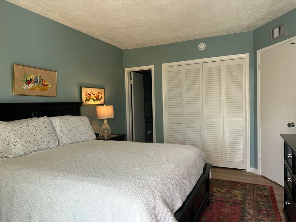 For Sale: $149,900 (2 beds, 2 baths, 880 Square Feet)