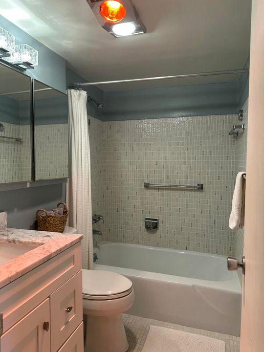 For Sale: $149,900 (2 beds, 2 baths, 880 Square Feet)