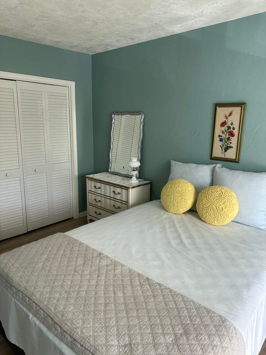 For Sale: $149,900 (2 beds, 2 baths, 880 Square Feet)