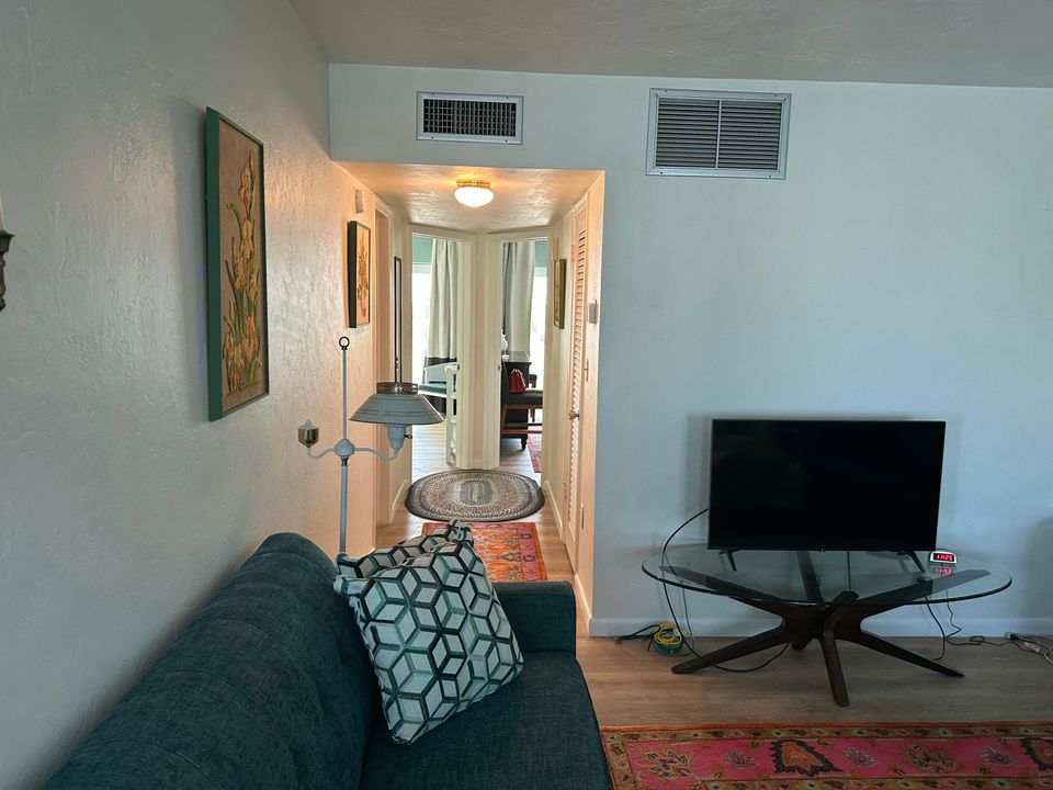 For Sale: $149,900 (2 beds, 2 baths, 880 Square Feet)