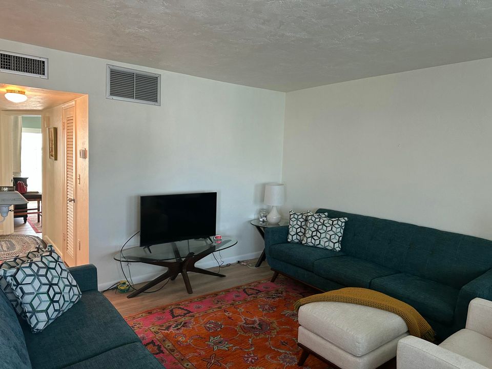 For Sale: $149,900 (2 beds, 2 baths, 880 Square Feet)