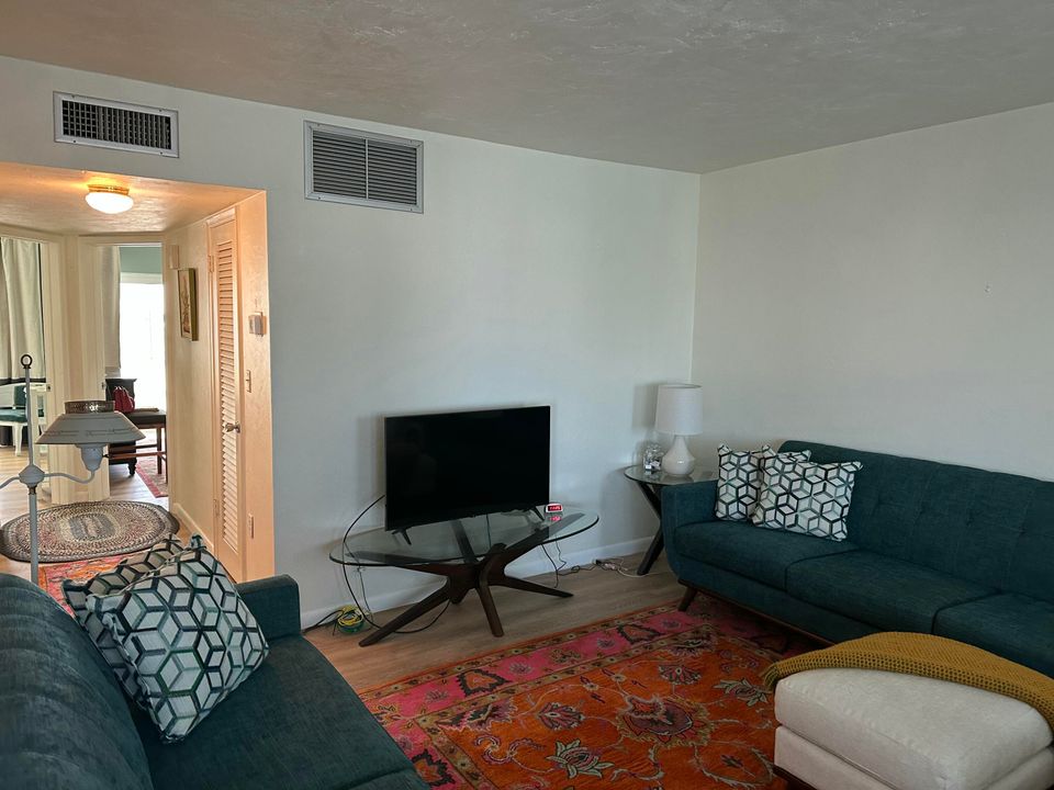 For Sale: $149,900 (2 beds, 2 baths, 880 Square Feet)