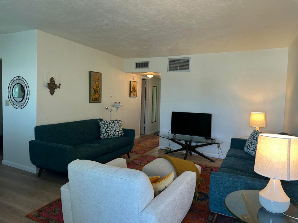 For Sale: $149,900 (2 beds, 2 baths, 880 Square Feet)