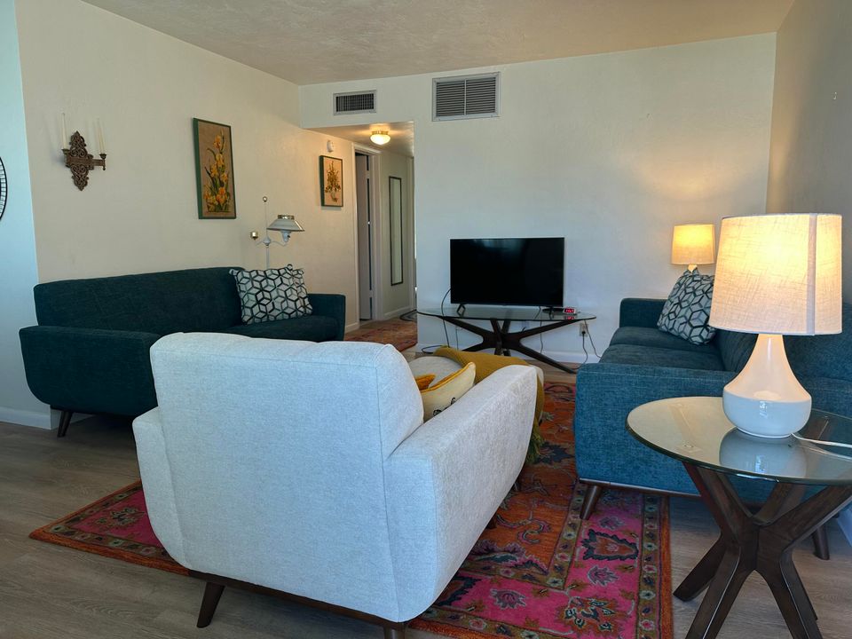 For Sale: $149,900 (2 beds, 2 baths, 880 Square Feet)