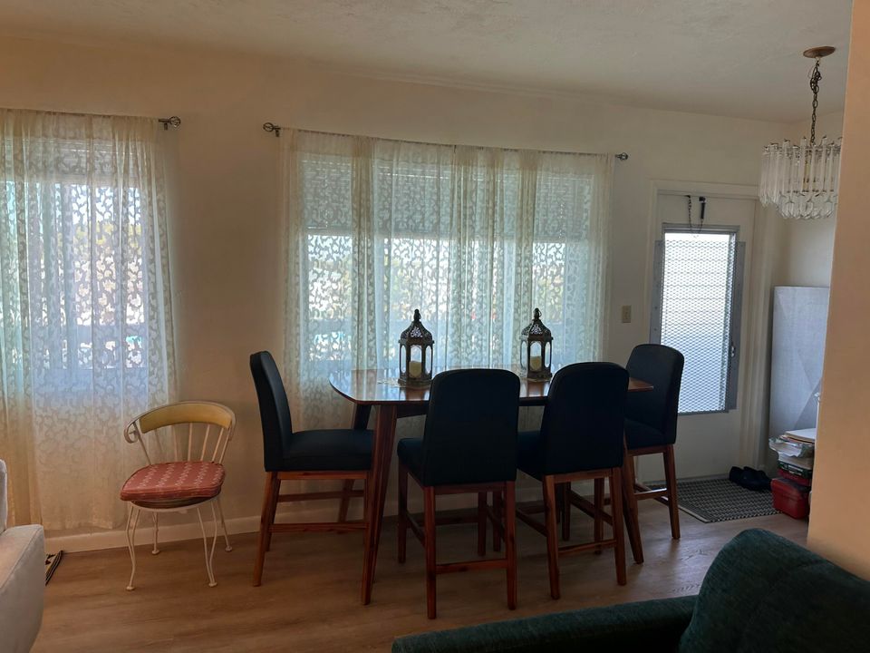 For Sale: $149,900 (2 beds, 2 baths, 880 Square Feet)