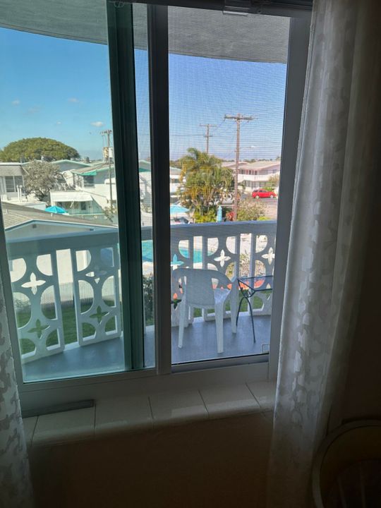 For Sale: $149,900 (2 beds, 2 baths, 880 Square Feet)