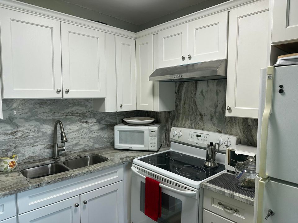 For Sale: $149,900 (2 beds, 2 baths, 880 Square Feet)