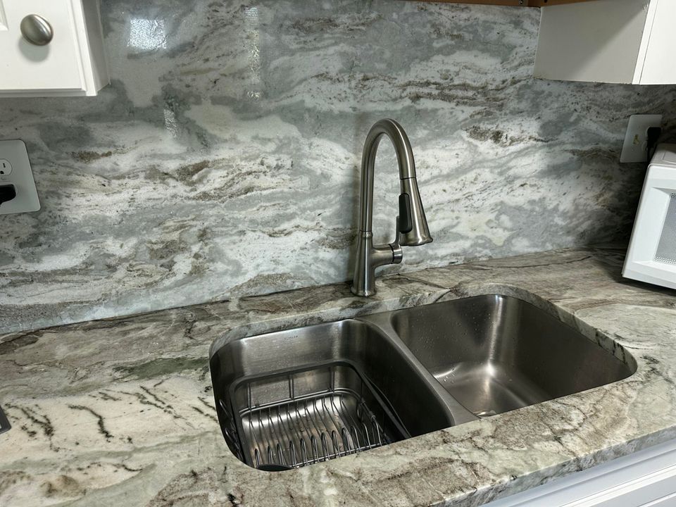 For Sale: $149,900 (2 beds, 2 baths, 880 Square Feet)