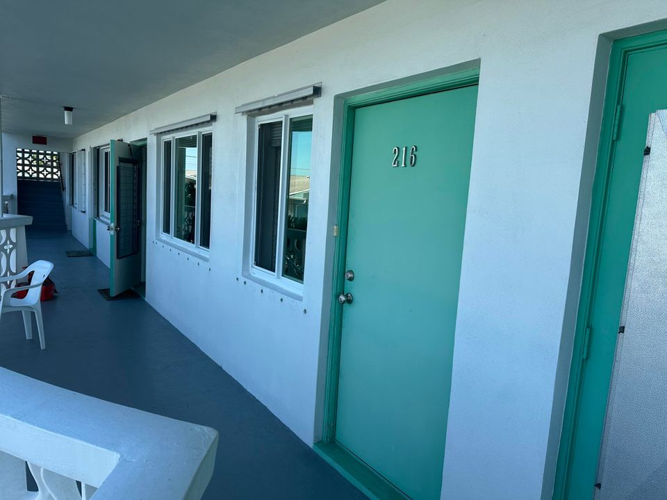 For Sale: $149,900 (2 beds, 2 baths, 880 Square Feet)