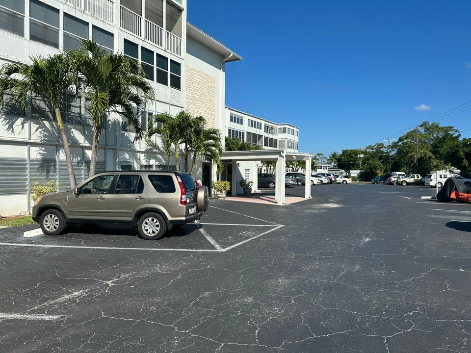 For Sale: $149,900 (2 beds, 2 baths, 880 Square Feet)