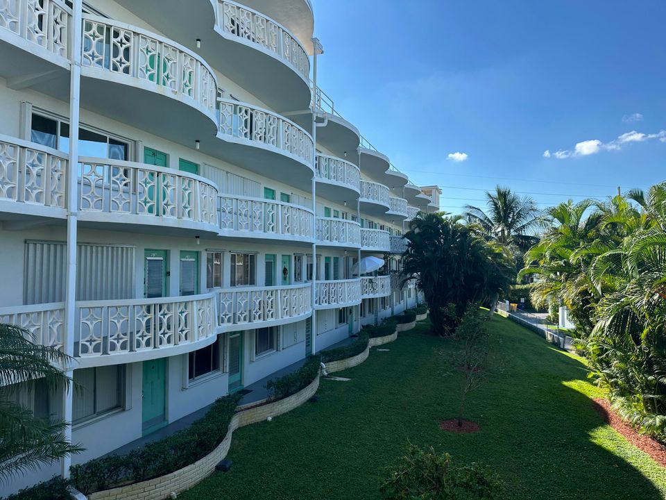 For Sale: $149,900 (2 beds, 2 baths, 880 Square Feet)