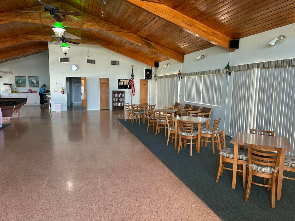 For Sale: $149,900 (2 beds, 2 baths, 880 Square Feet)