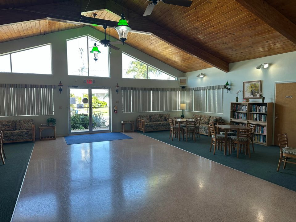 For Sale: $149,900 (2 beds, 2 baths, 880 Square Feet)