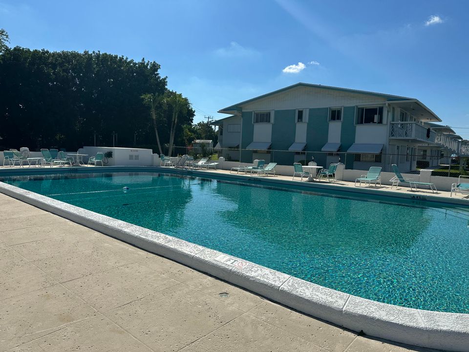 For Sale: $149,900 (2 beds, 2 baths, 880 Square Feet)