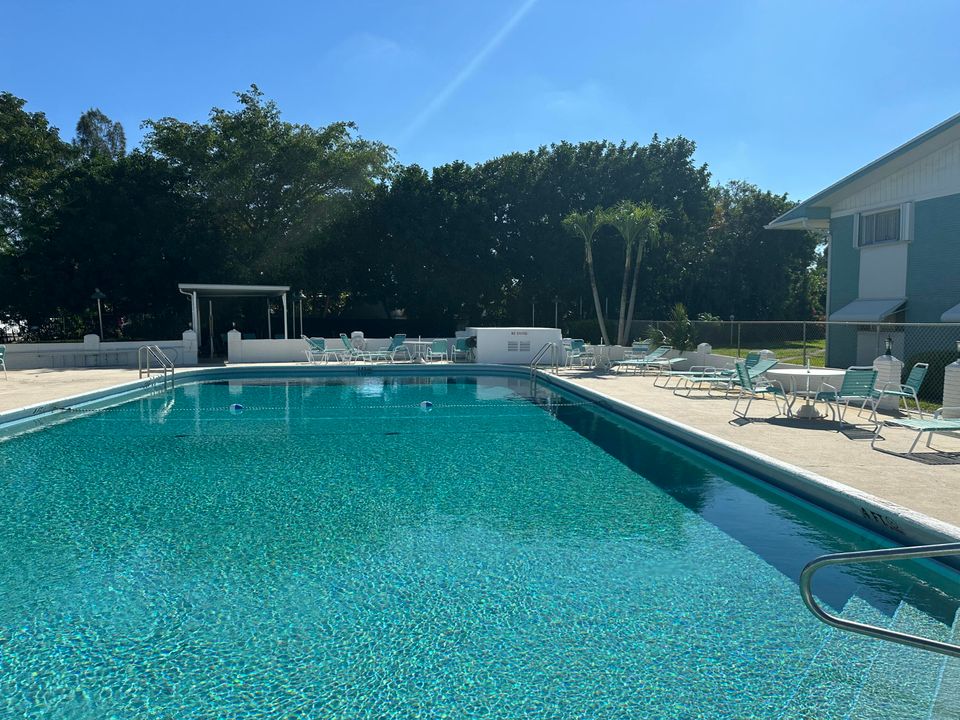 For Sale: $149,900 (2 beds, 2 baths, 880 Square Feet)