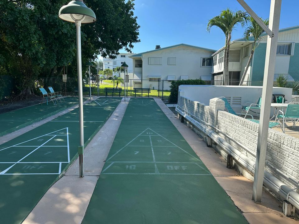 For Sale: $149,900 (2 beds, 2 baths, 880 Square Feet)