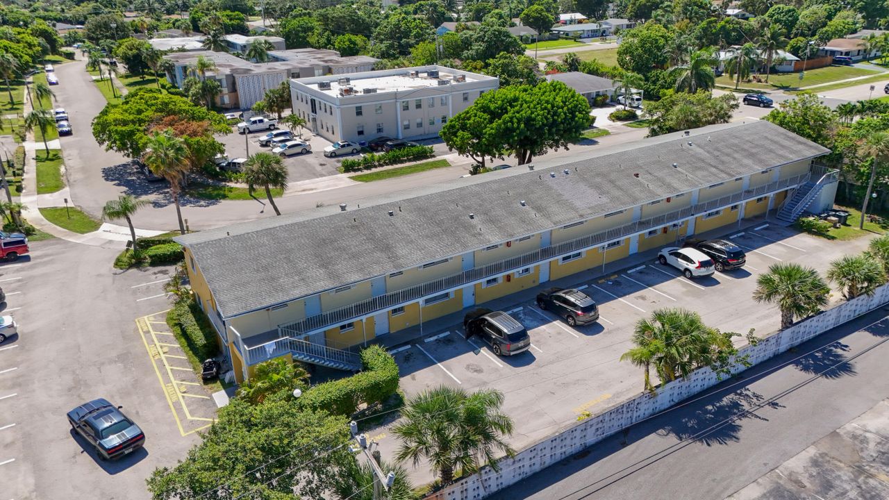 出租: $1,800 (2 贝兹, 1 浴室, 825 平方英尺)