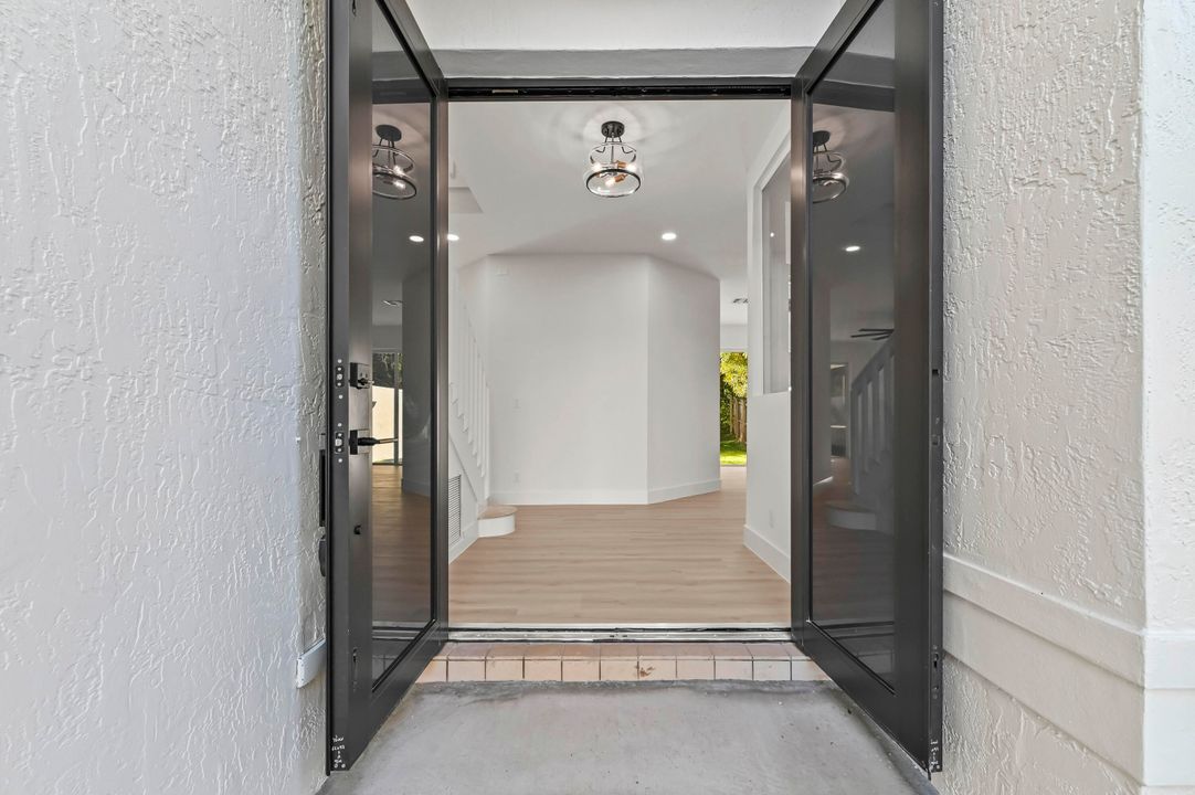 En Venta: $839,000 (4 camas, 2 baños, 2552 Pies cuadrados)