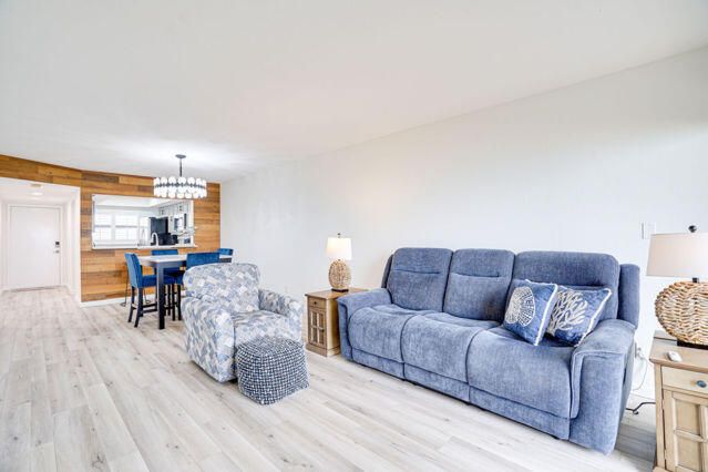 На продажу: $425,000 (2 спален, 2 ванн, 1021 Квадратных фут)