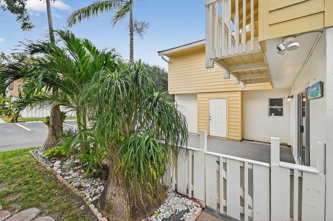 For Sale: $550,000 (2 beds, 2 baths, 1250 Square Feet)