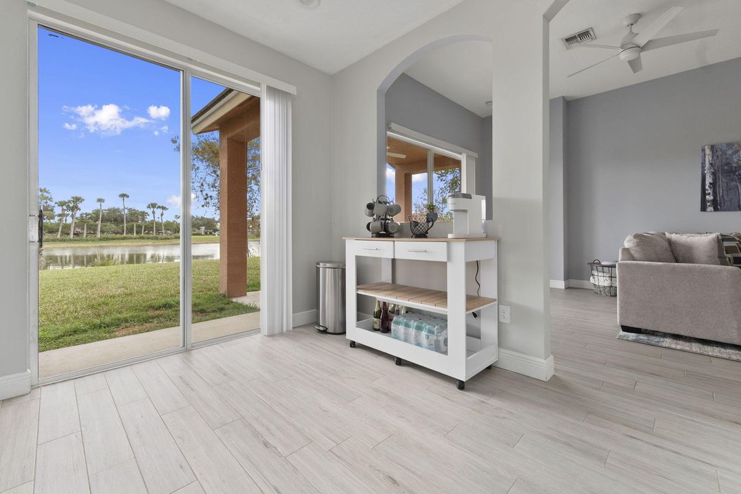 En Venta: $386,400 (4 camas, 2 baños, 1723 Pies cuadrados)