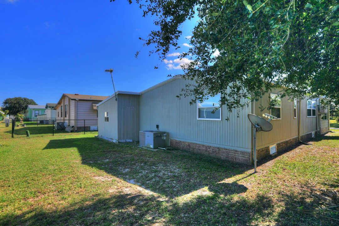 For Sale: $159,900 (2 beds, 2 baths, 864 Square Feet)