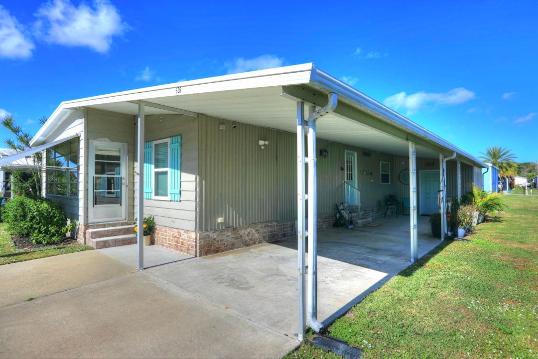 For Sale: $159,900 (2 beds, 2 baths, 864 Square Feet)