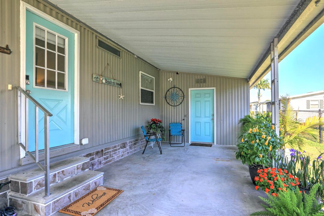 For Sale: $159,900 (2 beds, 2 baths, 864 Square Feet)