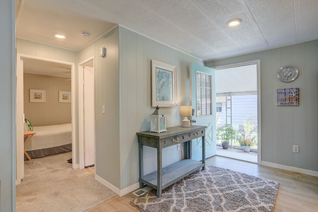 For Sale: $159,900 (2 beds, 2 baths, 864 Square Feet)