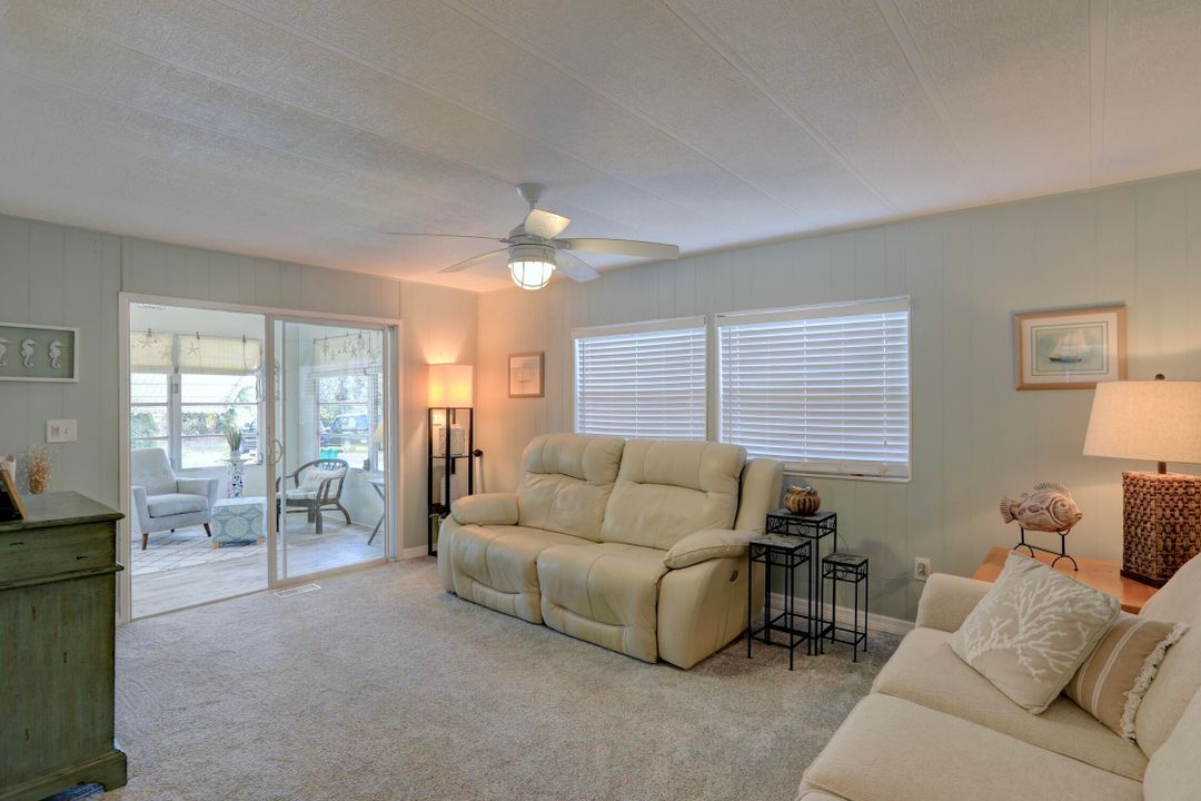 For Sale: $159,900 (2 beds, 2 baths, 864 Square Feet)