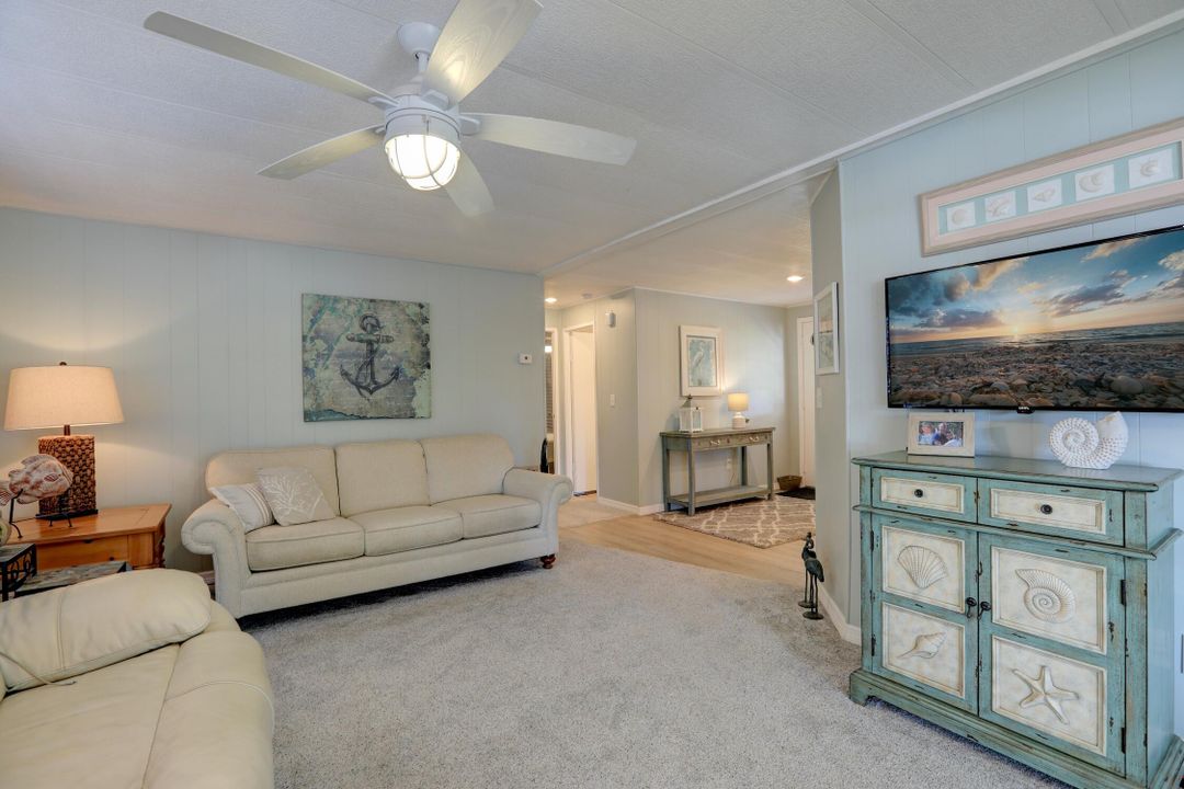 For Sale: $159,900 (2 beds, 2 baths, 864 Square Feet)