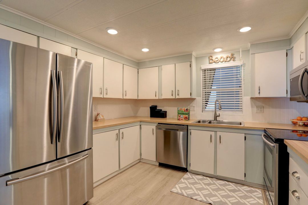 For Sale: $159,900 (2 beds, 2 baths, 864 Square Feet)