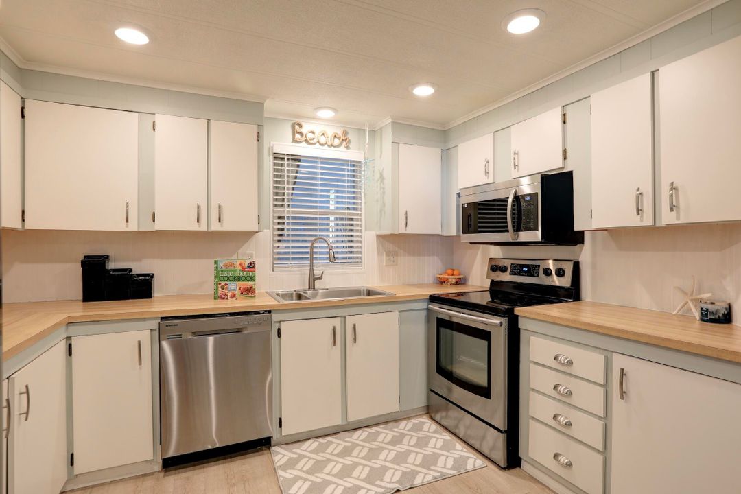 For Sale: $159,900 (2 beds, 2 baths, 864 Square Feet)