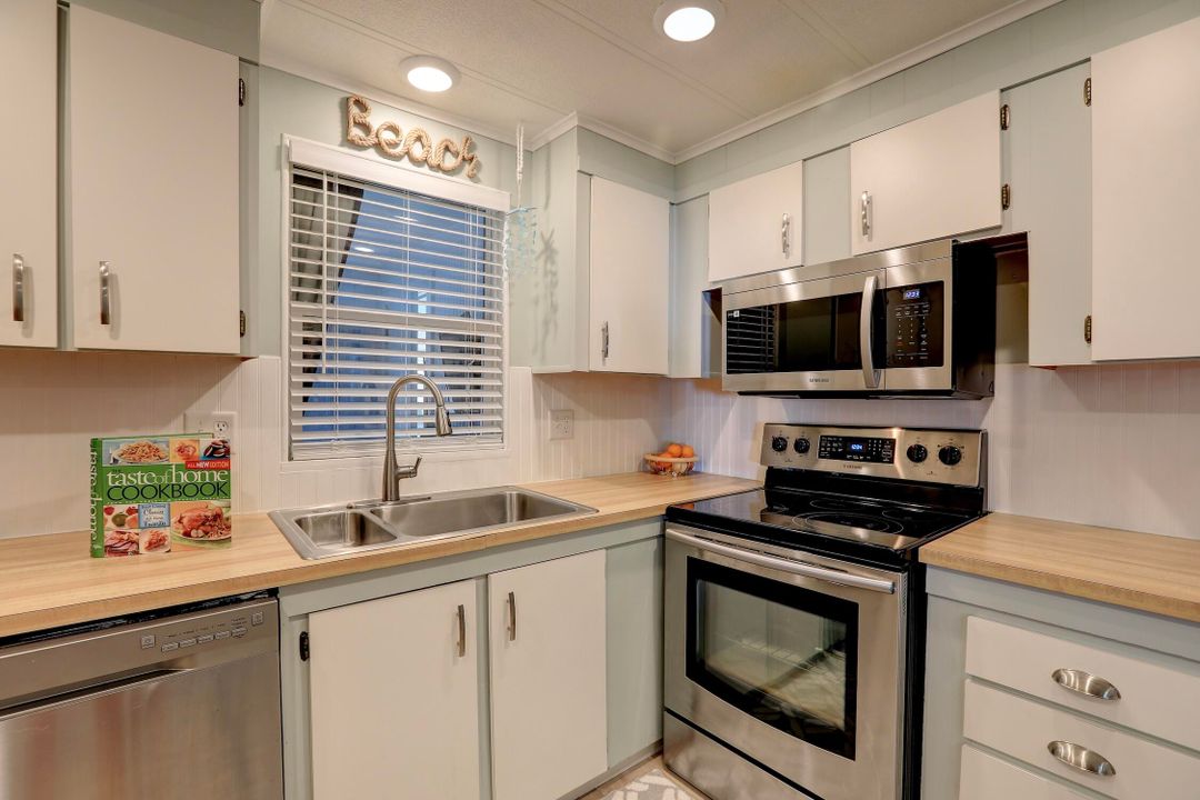 For Sale: $159,900 (2 beds, 2 baths, 864 Square Feet)