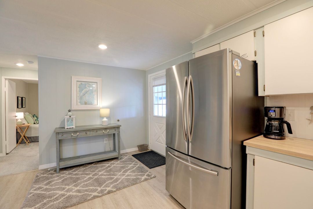 For Sale: $159,900 (2 beds, 2 baths, 864 Square Feet)