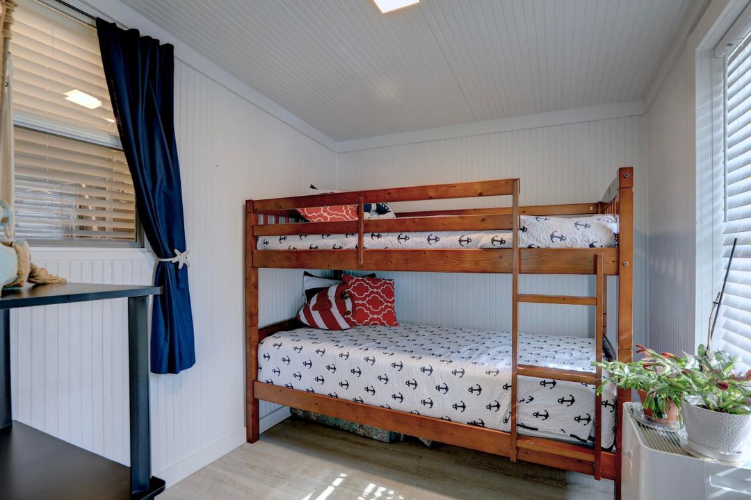 For Sale: $159,900 (2 beds, 2 baths, 864 Square Feet)