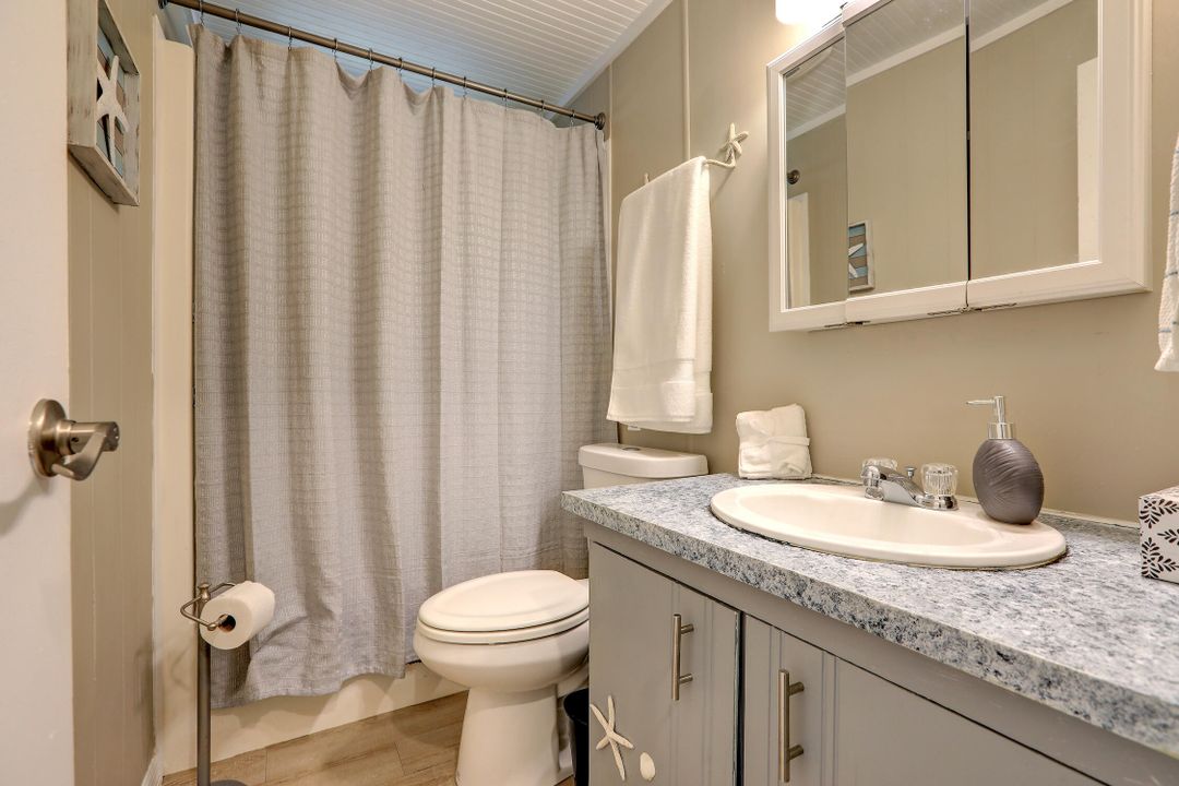 For Sale: $159,900 (2 beds, 2 baths, 864 Square Feet)