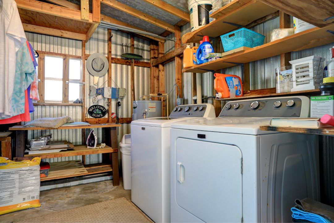 For Sale: $159,900 (2 beds, 2 baths, 864 Square Feet)