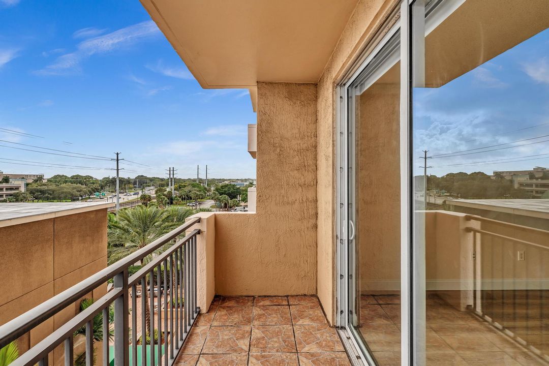 待售: $239,000 (1 贝兹, 1 浴室, 696 平方英尺)