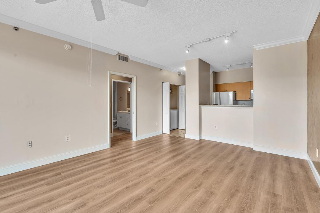 待售: $239,000 (1 贝兹, 1 浴室, 696 平方英尺)