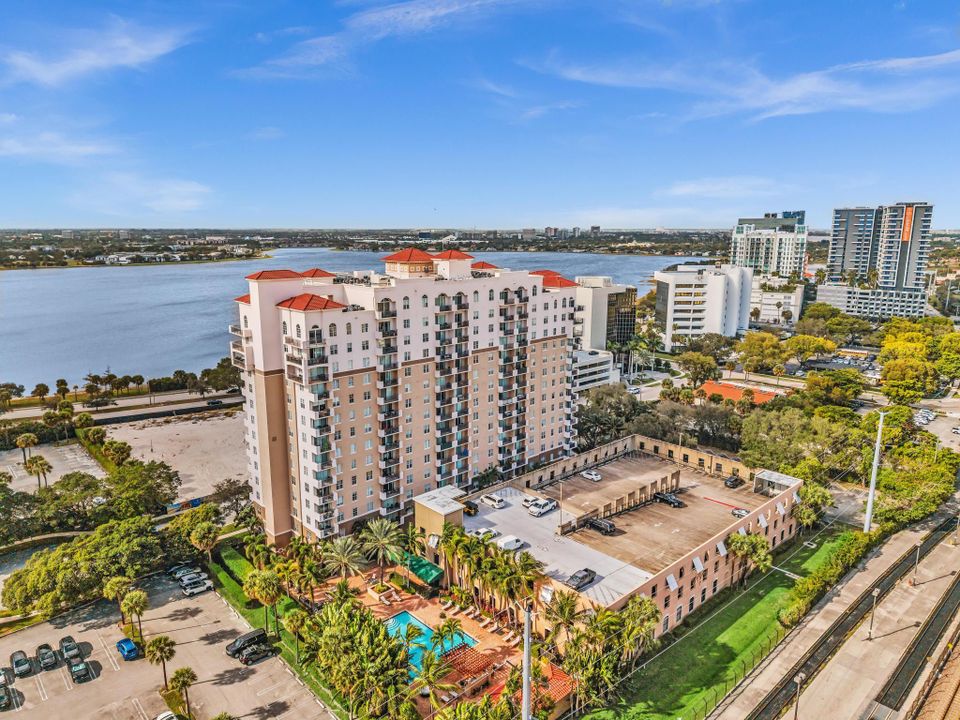 待售: $239,000 (1 贝兹, 1 浴室, 696 平方英尺)