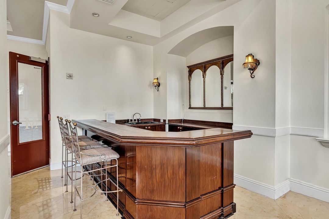 待售: $239,000 (1 贝兹, 1 浴室, 696 平方英尺)