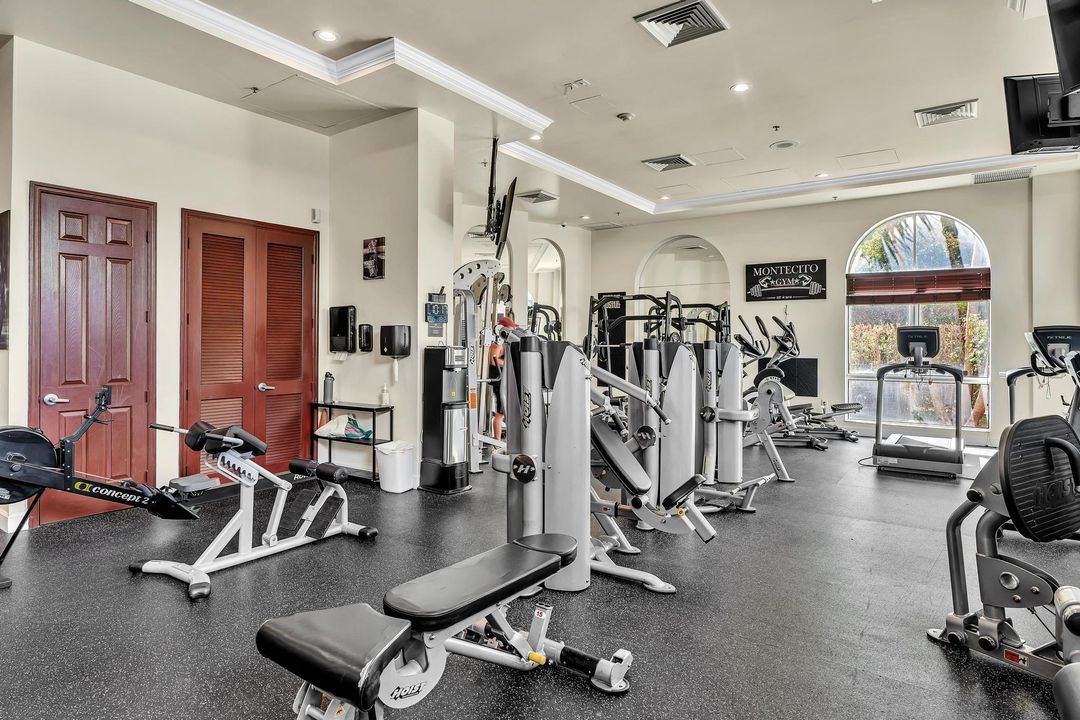 待售: $239,000 (1 贝兹, 1 浴室, 696 平方英尺)